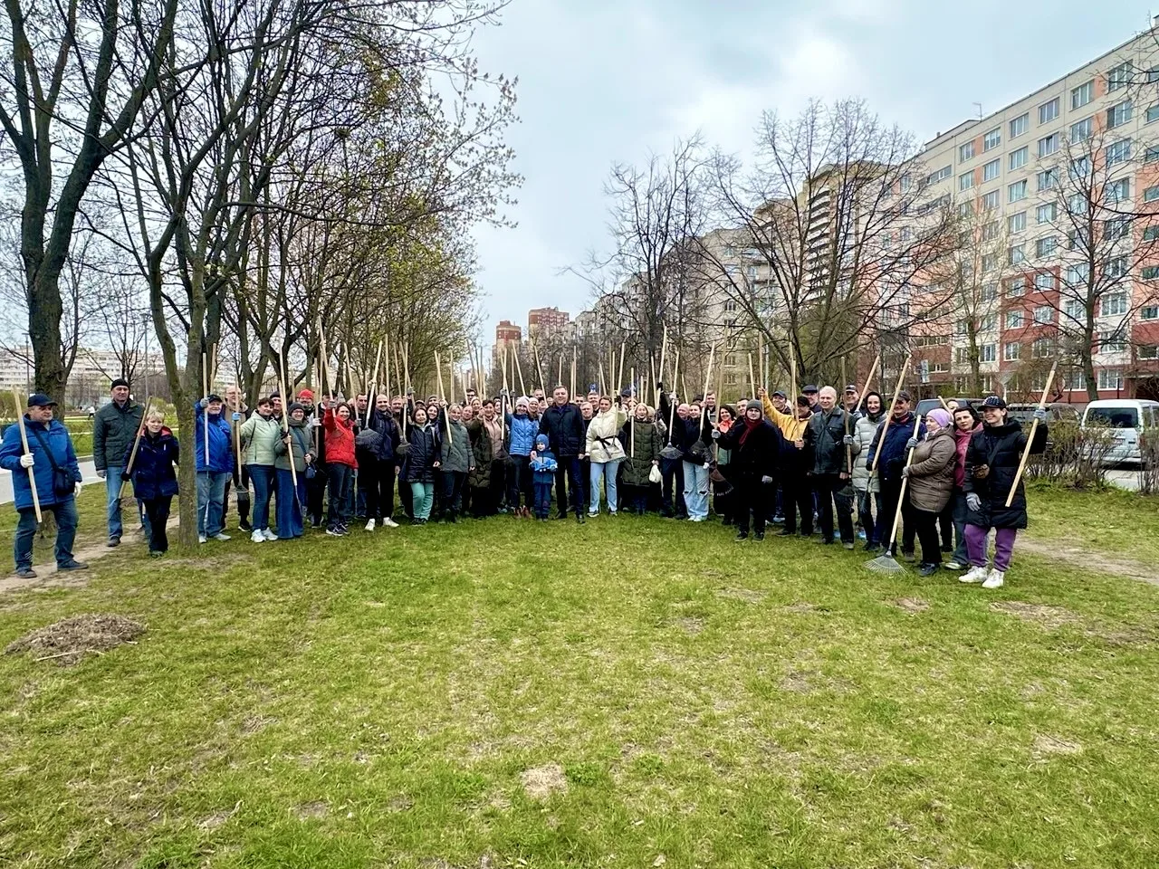 🌿 Наводим порядок вместе: коллектив Комитета присоединился к общегородскому субботнику  В День благо