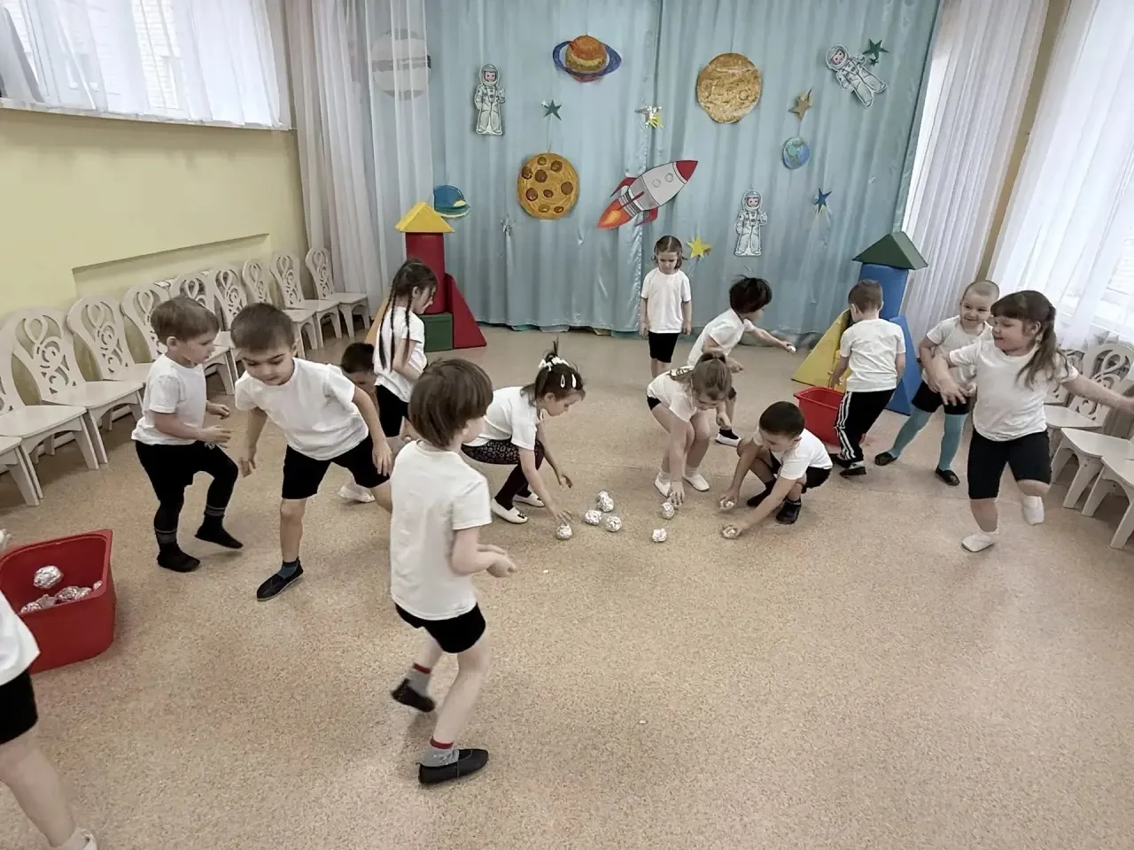 🚀 Двигательный досуг «Путешествие в космос» в средней группе дошкольного отделения 26 🌕🪐🌎  Наши мале
