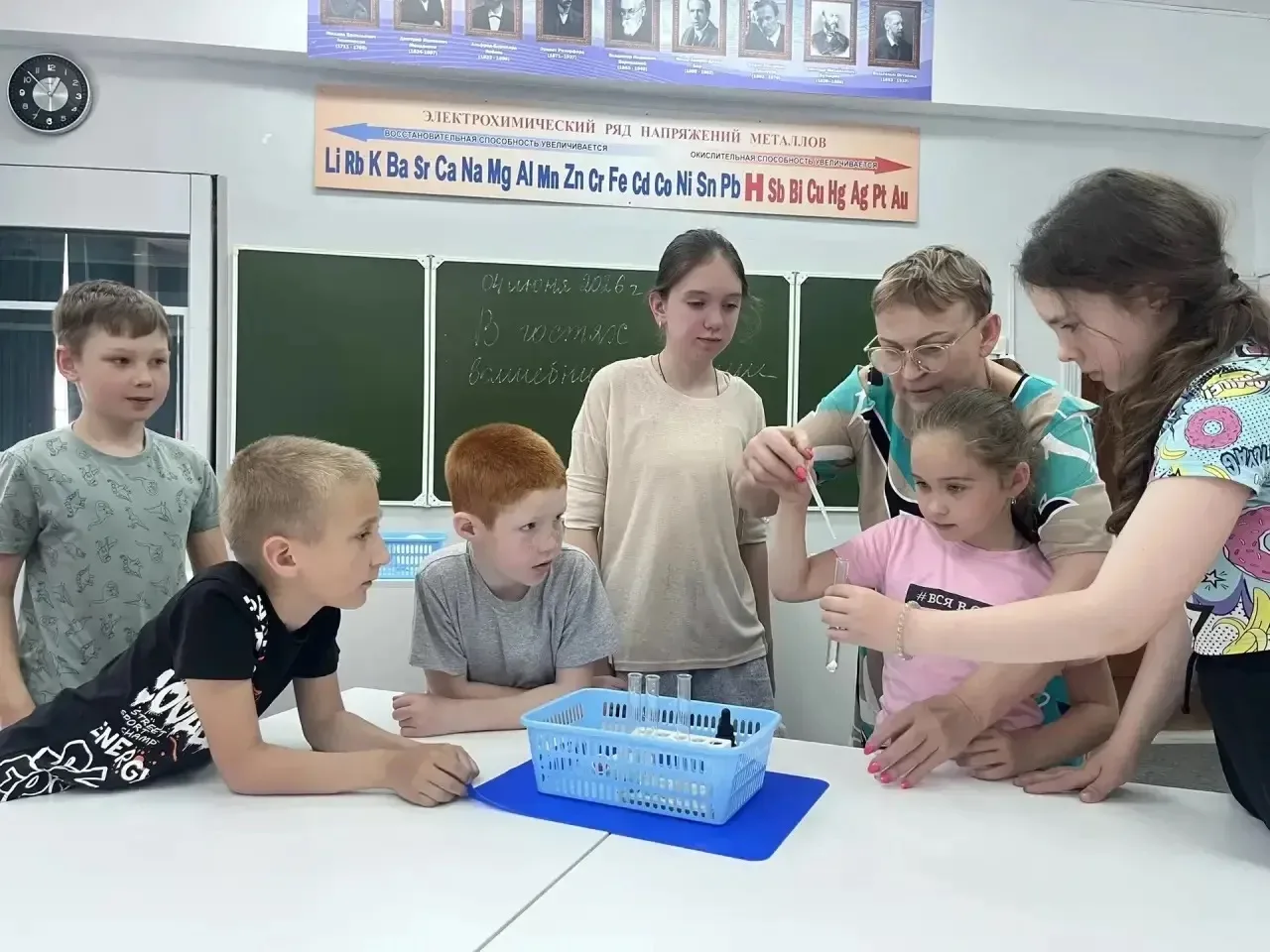 ☀️🧪 В ГОСТЯХ У ВОЛШЕБНИЦЫ ХИМИИ в летнем лагере «Солнышко»! 🌈✨