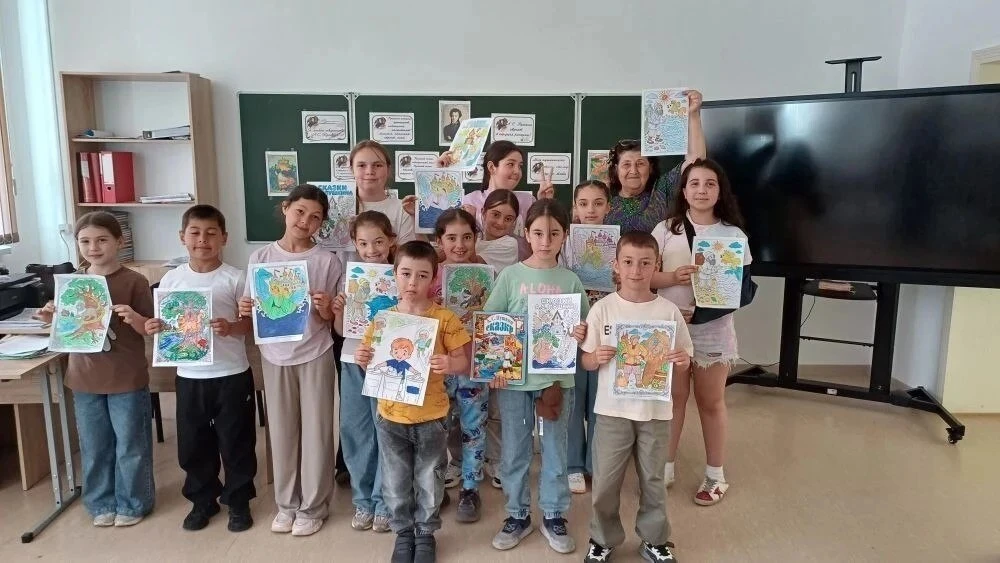 🌞 Летние дни в пришкольных лагерях Абазинского района проходят насыщенно и интересно: дети играют, 