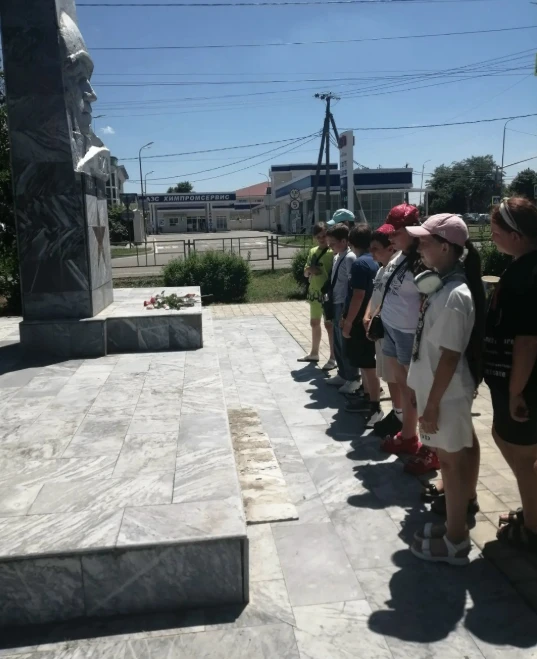 Сегодня мы не говорим. Мы помним. 22 июня дети с пришкольной площадки «Радуга детства» 3-4-х классов