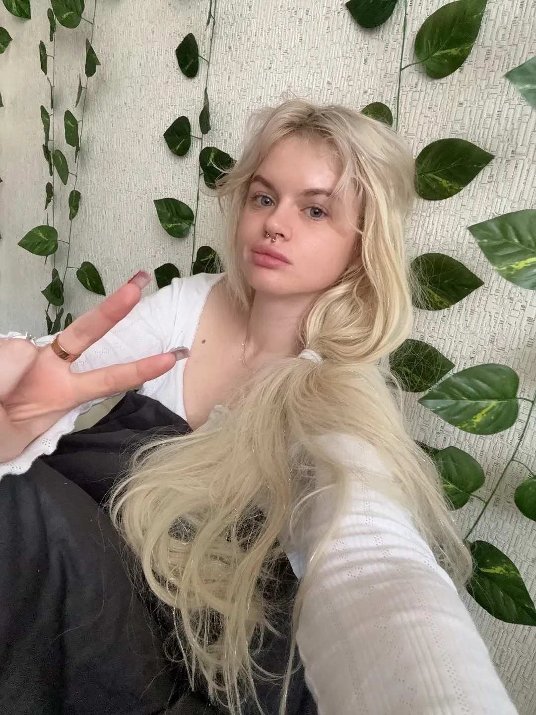 Всем доброе утро ☀️ 
Я только проснулась, так как легла под утро 🥺

Все нормально сейчас, спокойно 