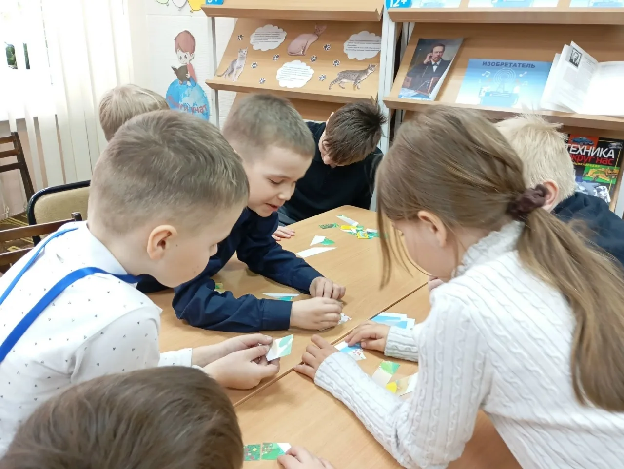 Первый раз в...книжный класс! Да, да, именно там сегодня оказались ребята 1 "А" класса.