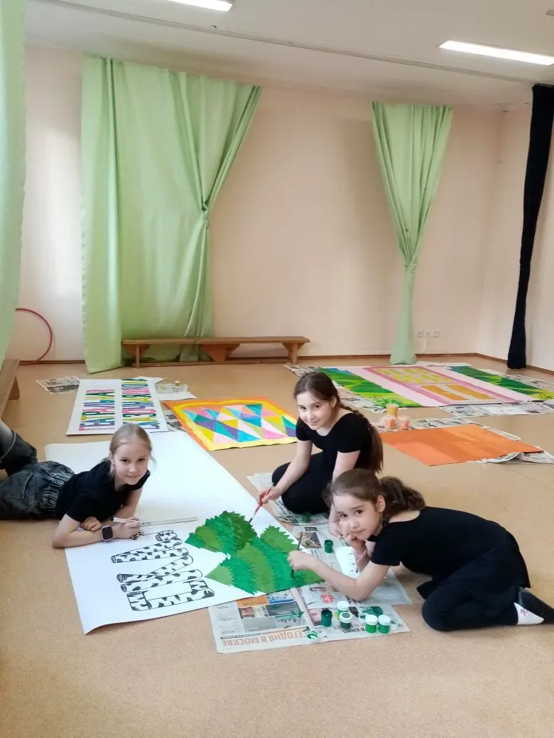 🎭 Сцена оживает ещё до поднятия занавеса!  ✨ Школьный театр «Творческие ростки» — это не только мир 