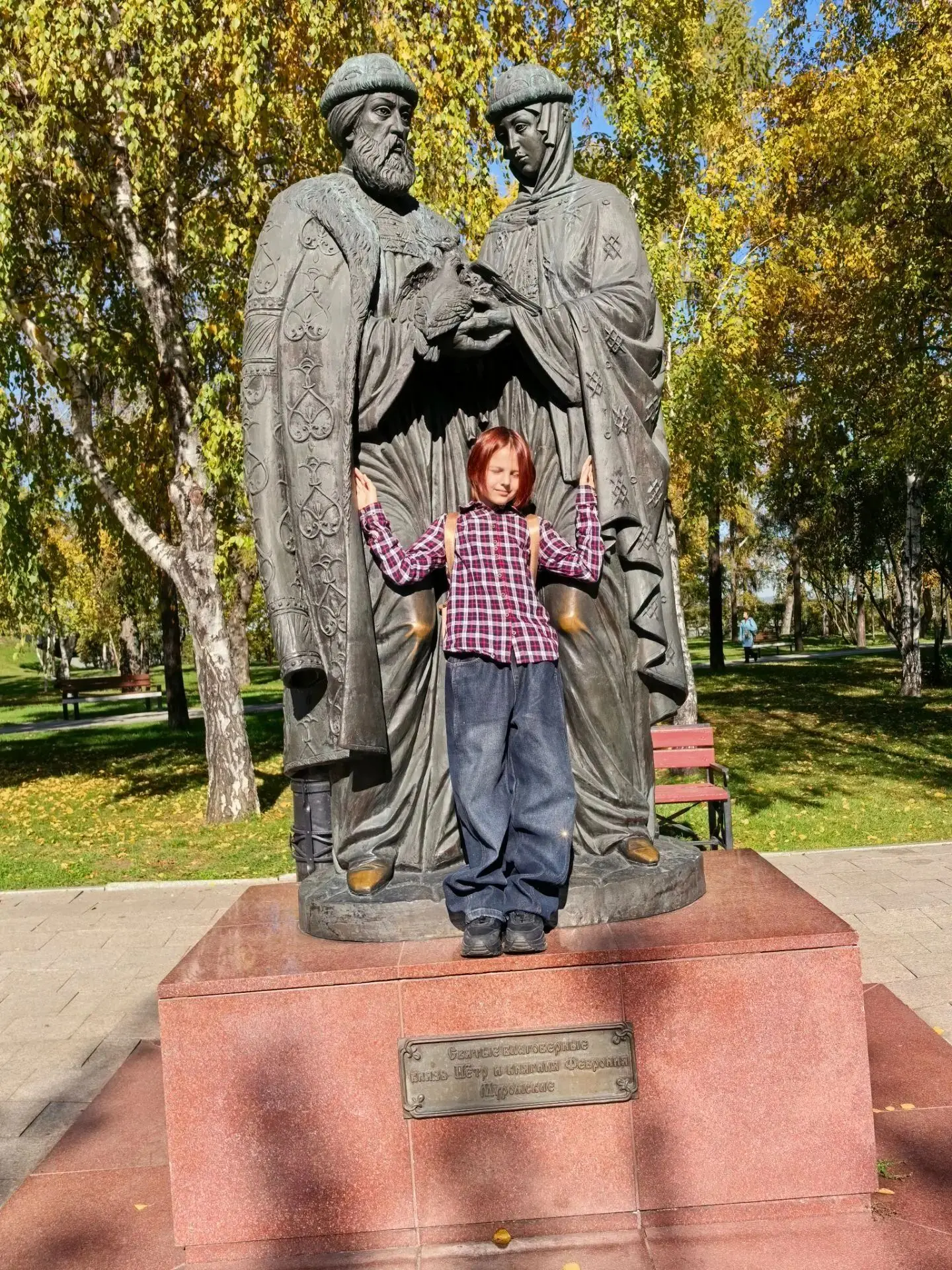Памятник Петру и Февронии находится на улице Сухэ-Батора, 2 — в сквере у Спасской церкв...