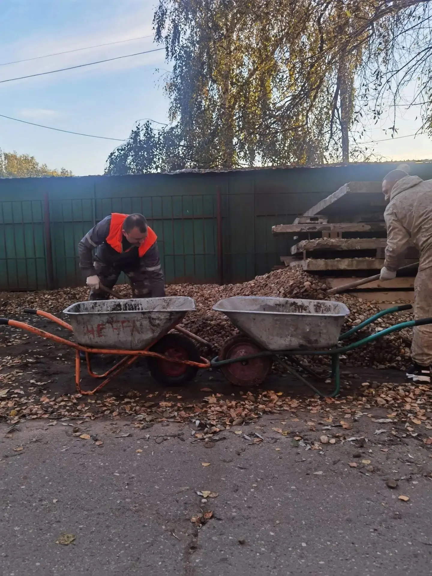 Сегодня в приют приехали два Алексея и помогли сделать очень много нужных дел!