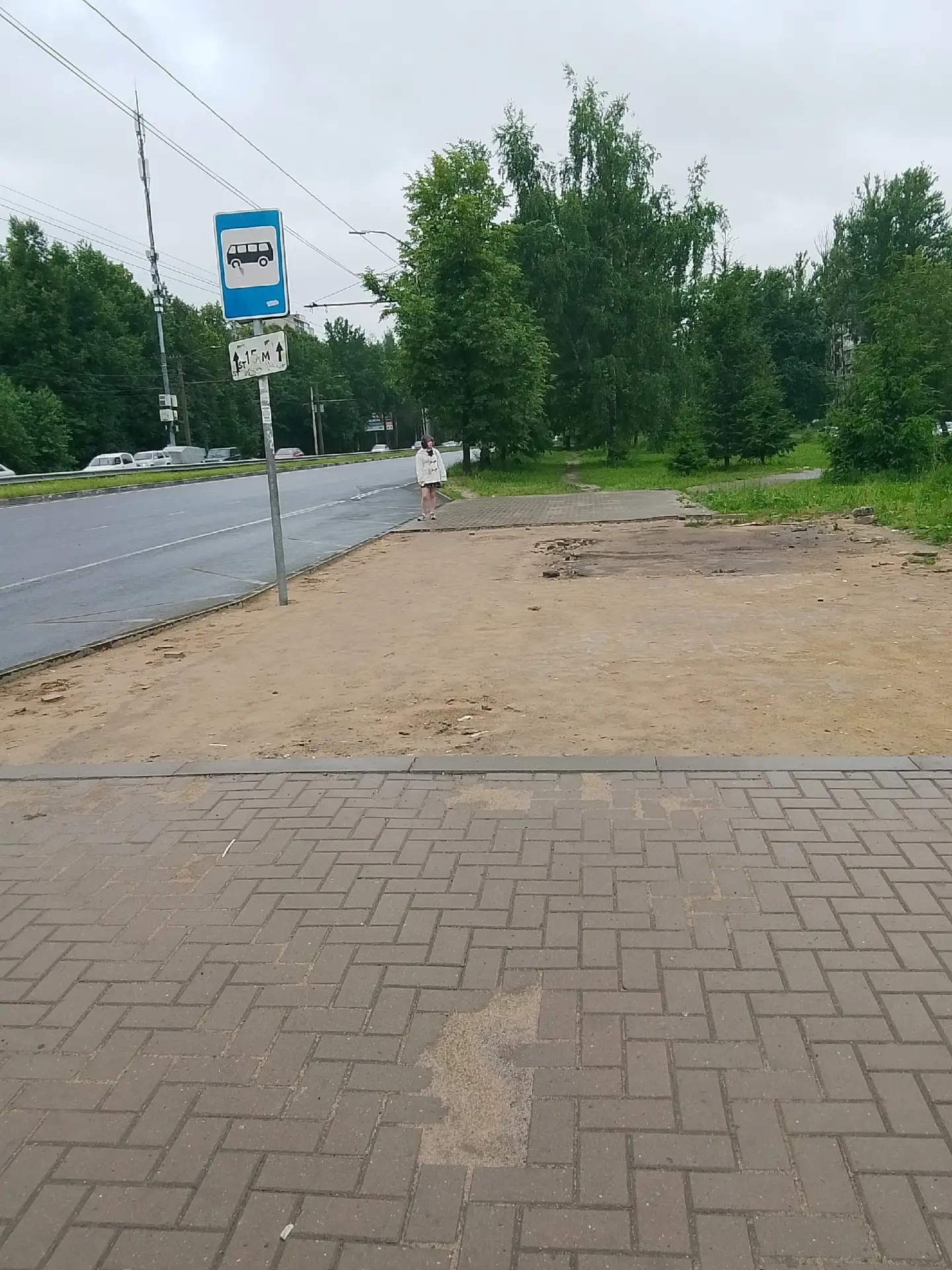 Здравствуйте! Остановка Пельменная в Брагино, в жару люди стоят под деревьями, в дождь ...
