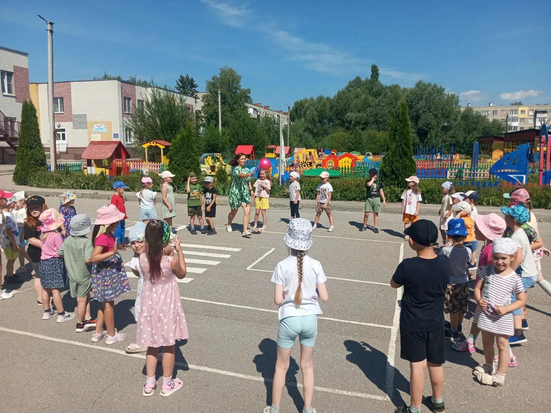 Летние забавы на свежем воздухе

☀️Лето — идеальное время для выплеска детской энергии. Ребята старш
