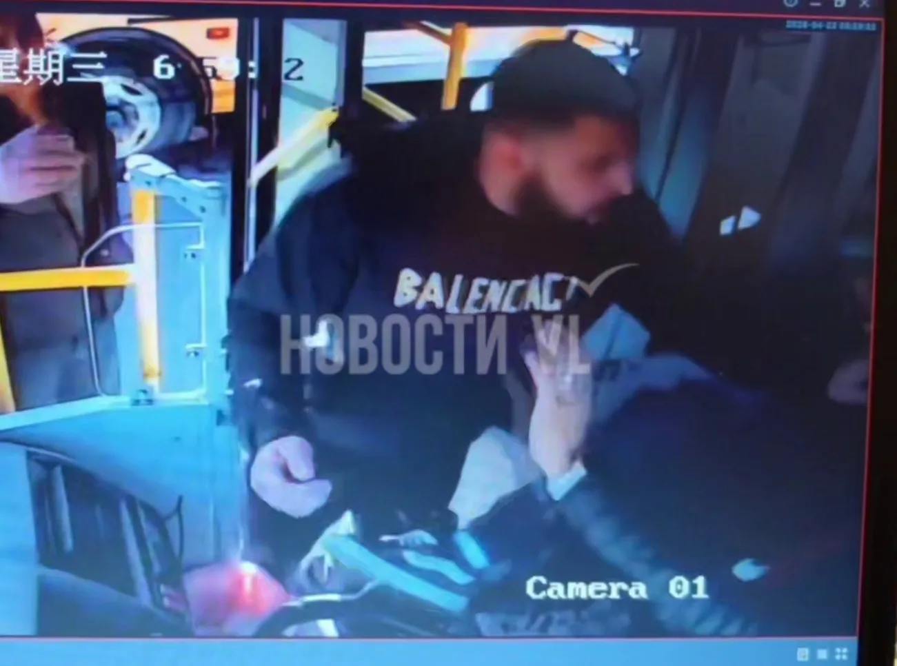 Во Владивостоке водитель маршрутки устроил драку с коллегой и сорвал рейс  В Владивосток конфликт ме