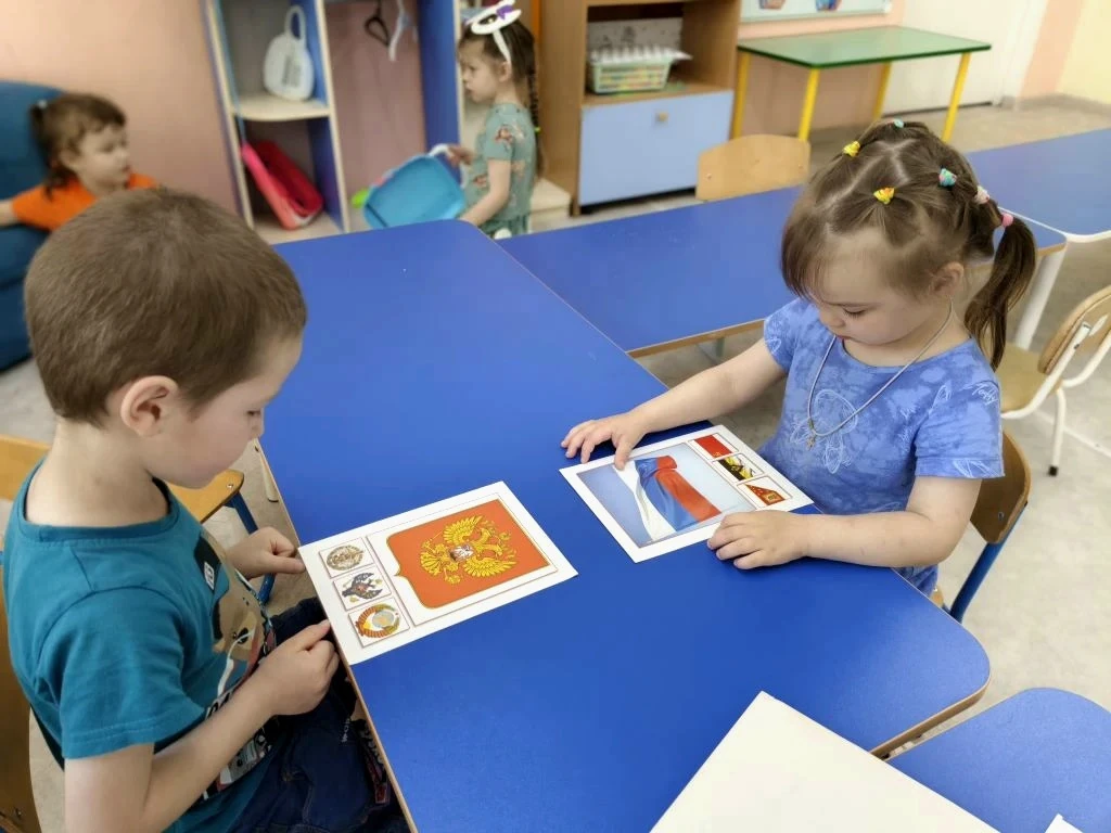 🎉 С Днём России, друзья! 🇷🇺

Сегодня в группах «Лесная полянка» и «Дружные ребята» прошло увлекат