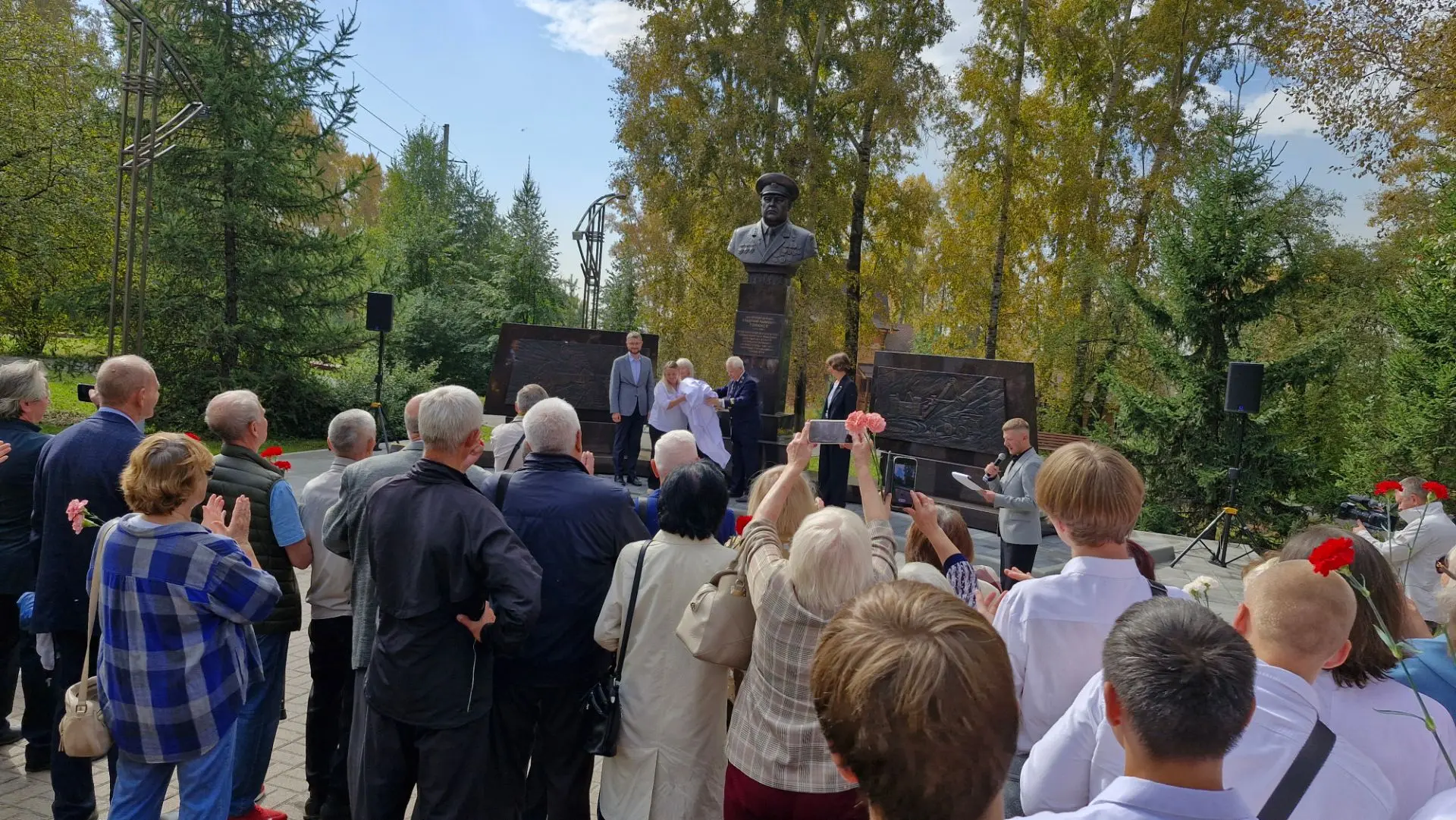 🎗В Кемерове на аллее около ДК шахтёров появился бюст Владимира Павловича Романова.