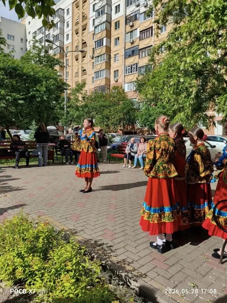 Праздник во дворе ко Дню  соседа прошел по ул. Буденного д.10 и 12. Председатель совета Дома Нина Ва