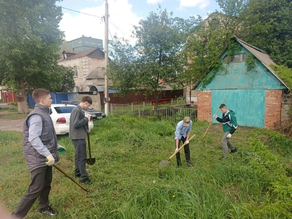 🧹Активисты волонтерского отряда "Добровольцы" школы №12 продолжают оказывать адресную  помощь пожилы