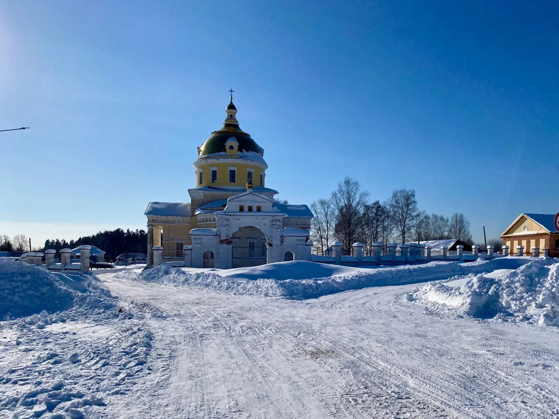 Великорецкое, Никольский храм в начале весны. Все крестоходцы помнят необычайную радость, когда пони