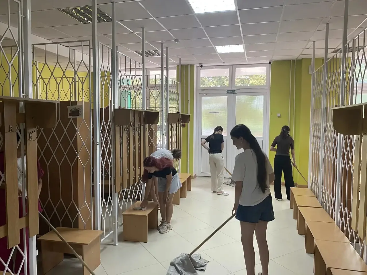 🧹 Лето — время не только для отдыха, но и для добрых дел! 

Наши ребята вовсю трудятся на летней пр