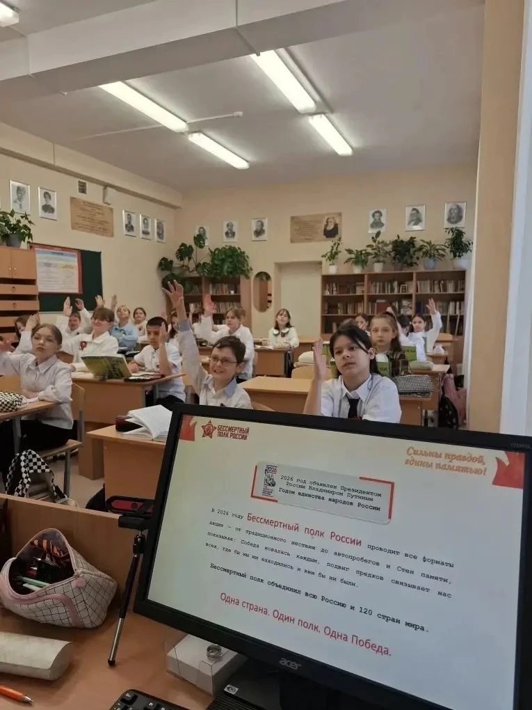 🕯️ «Бессмертный полк»: Память, которая живёт в сердцах  В нашей школе прошли тематические классные ч
