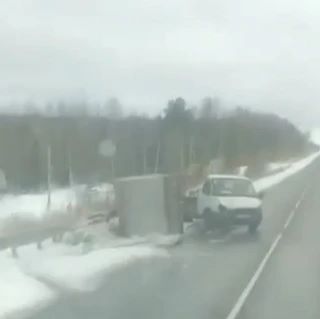 ❗6 ноября на мосту перед Качканаром произошло ДТП: очевидец заснял разбитую Газель.