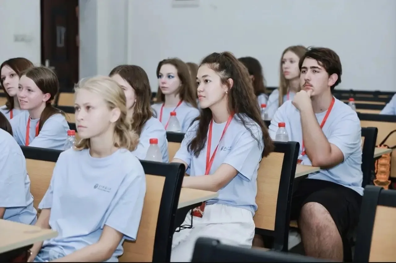 Наши гимназисты снова покоряют мир! ✈️🇨🇳