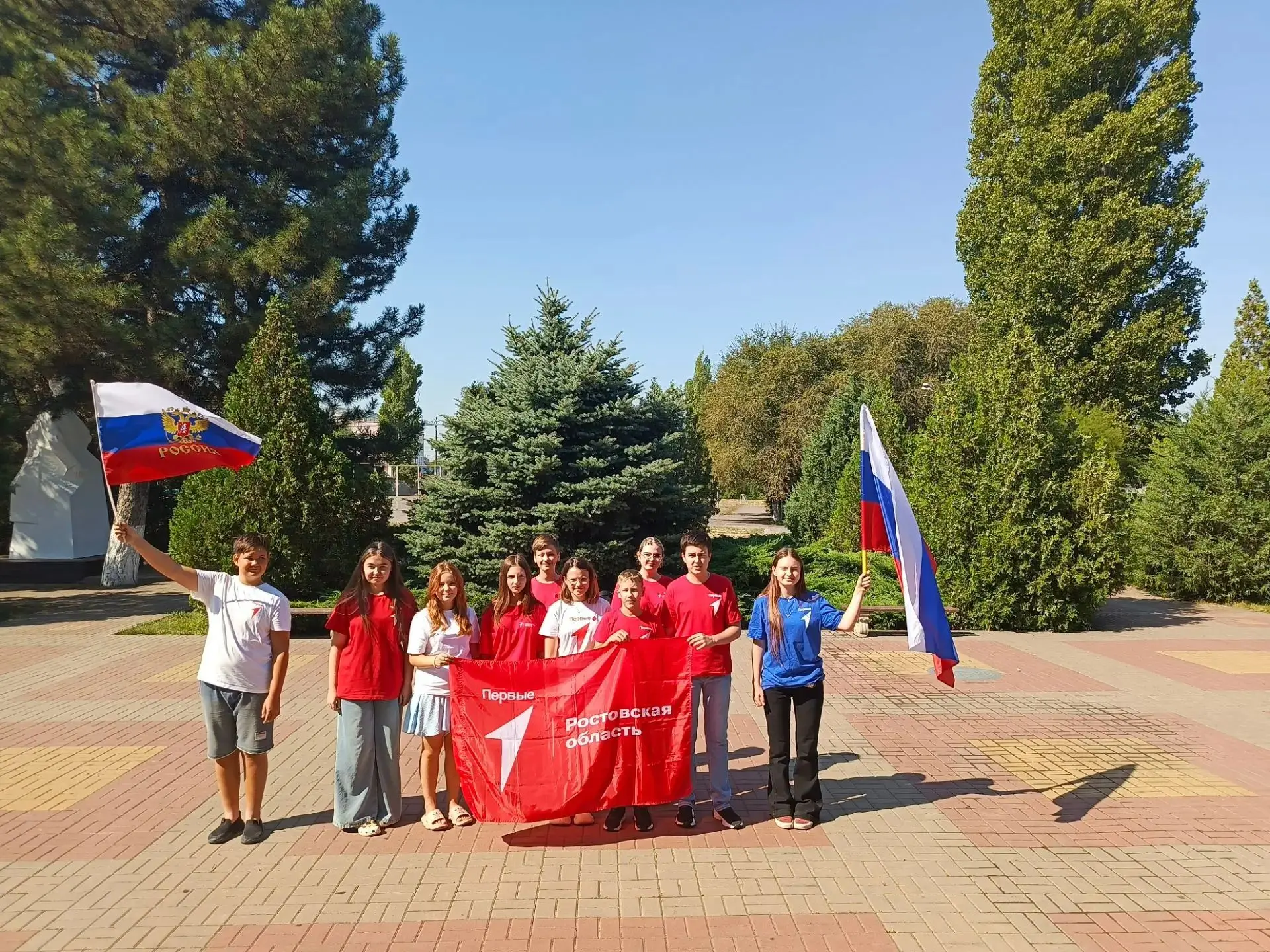 🇷🇺В преддверии Дня Государственного флага Российской Федерации активисты Движения Пер...