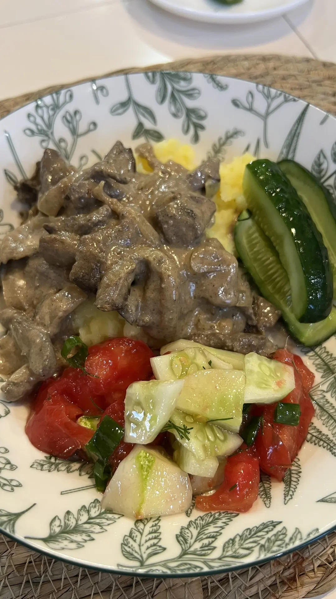 Пюре с печеночкой, салат из свежих овощей и малосольные огурчики 🥹♥️ Как там… «Ужин отдай врагу». А