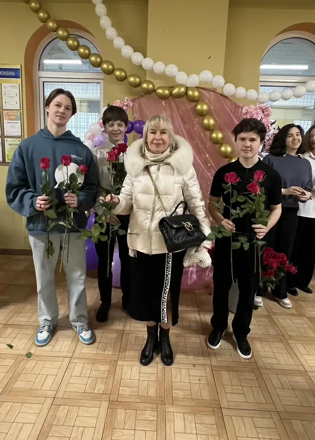 Весна в школе 🌷  Сегодня с самого утра наша школа окунулась в необычайно эмоциональную атмосферу нас