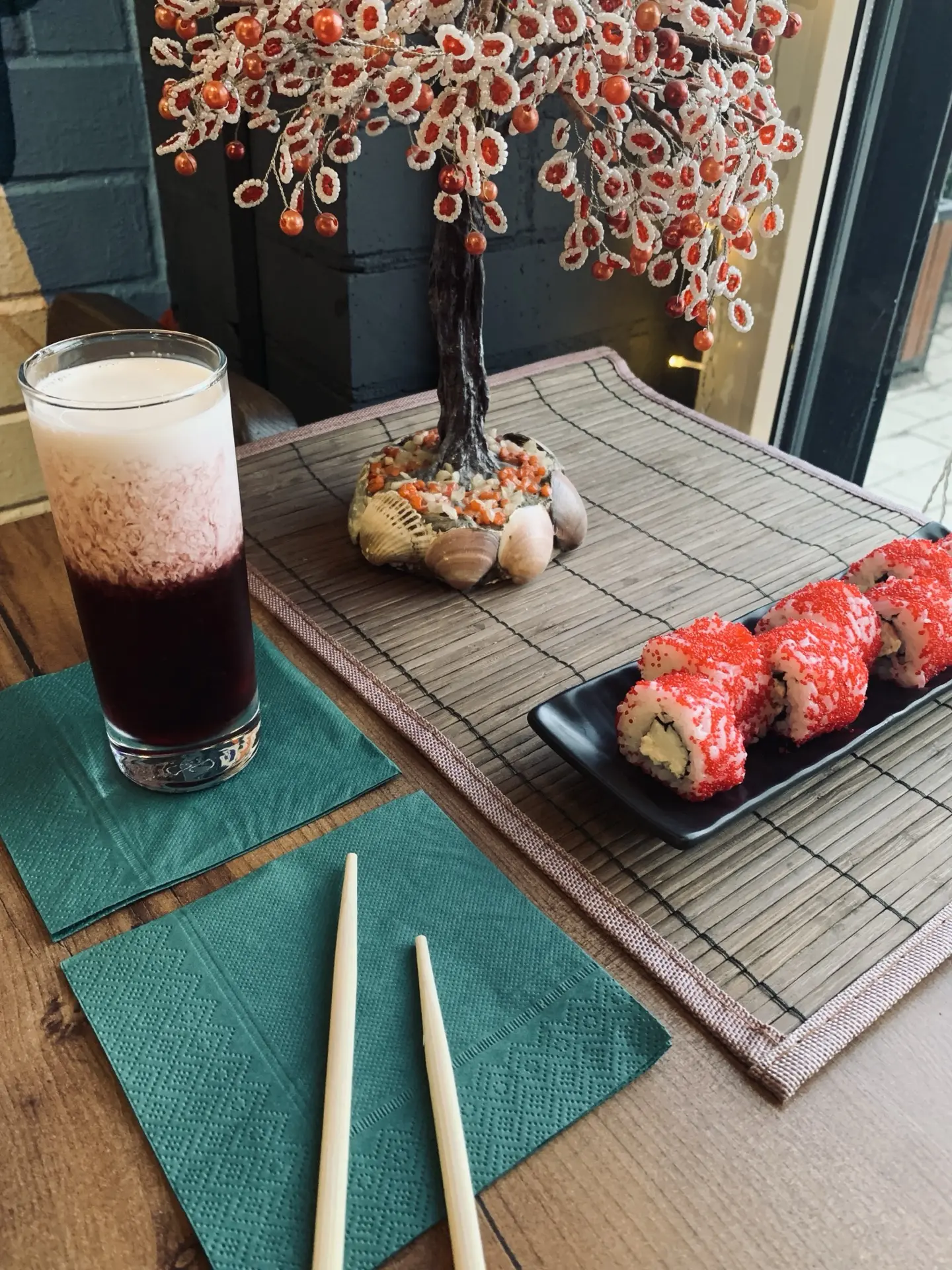 🍣 Рабочий моменты и отличные новости! К нашим классическим роллам добавились новинки: