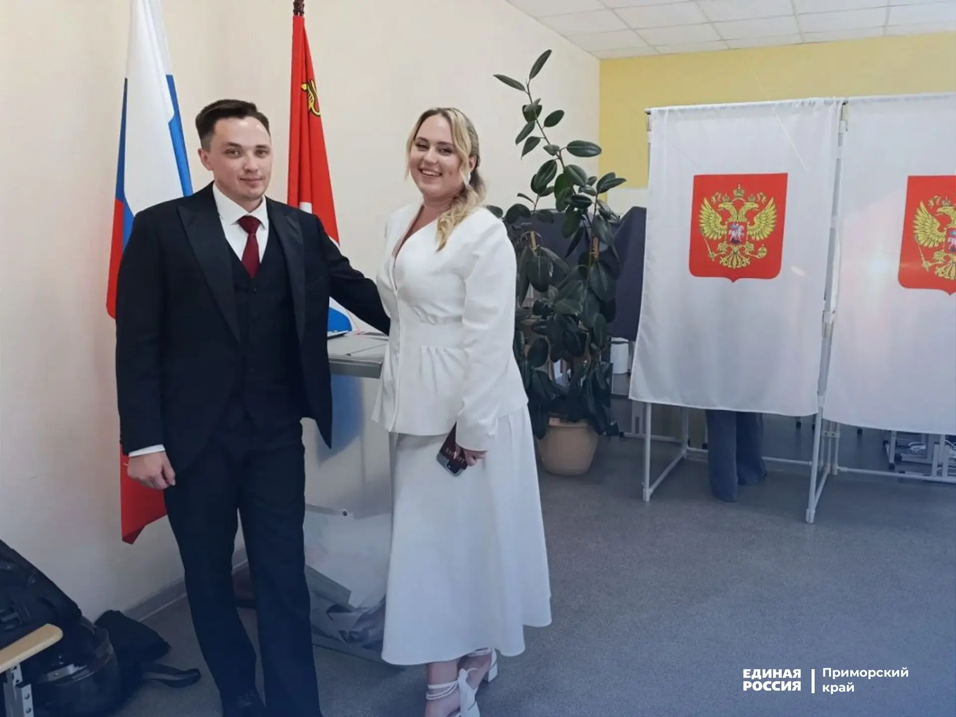 В Шкотовском округе молодожёны отправились на выборы сразу после регистрации брака
