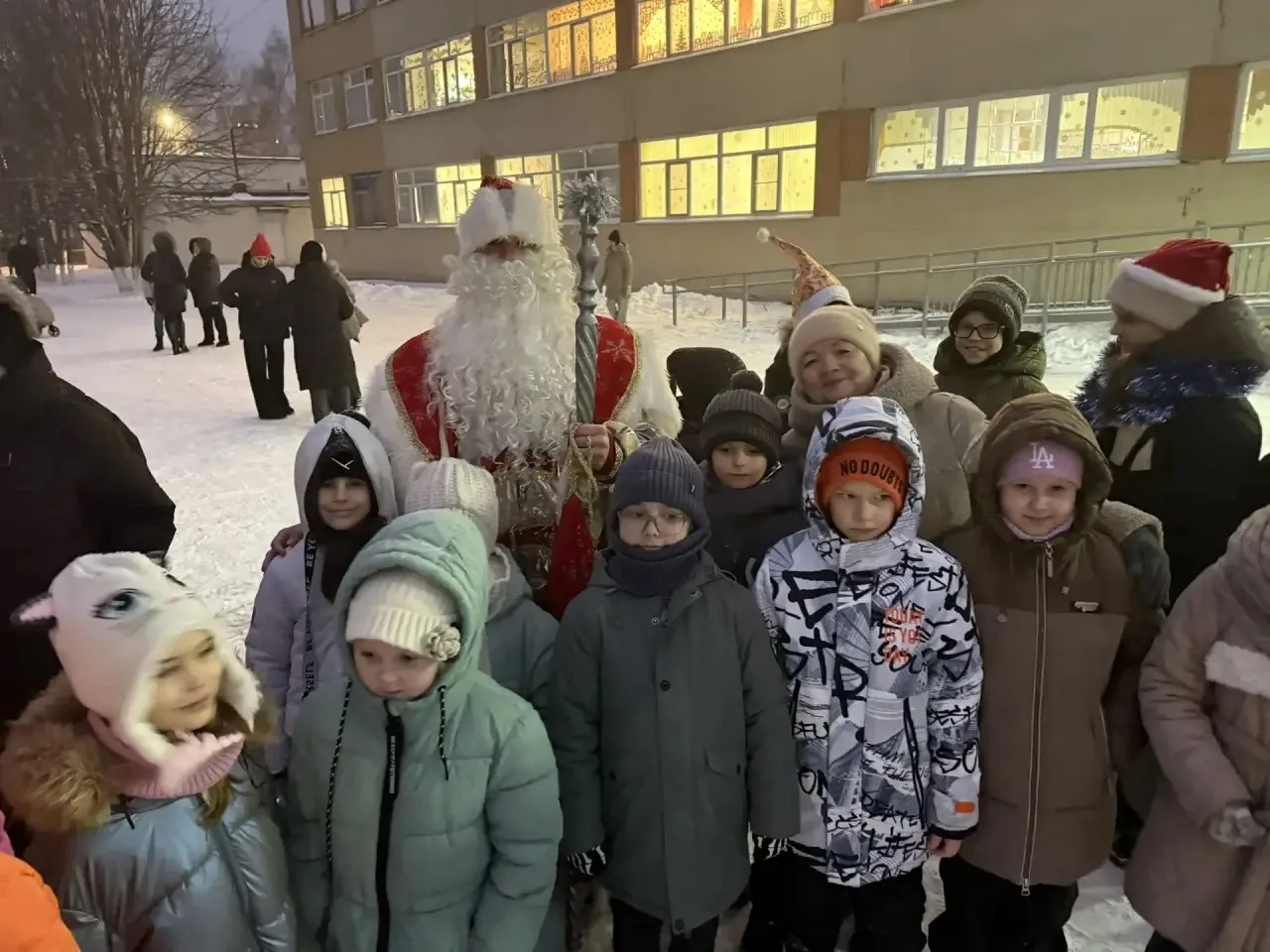 🎄✨ Сегодня во дворе нашей школы прошел настоящий новогодний праздник! 🎉  Жители микрорайона, взрослы