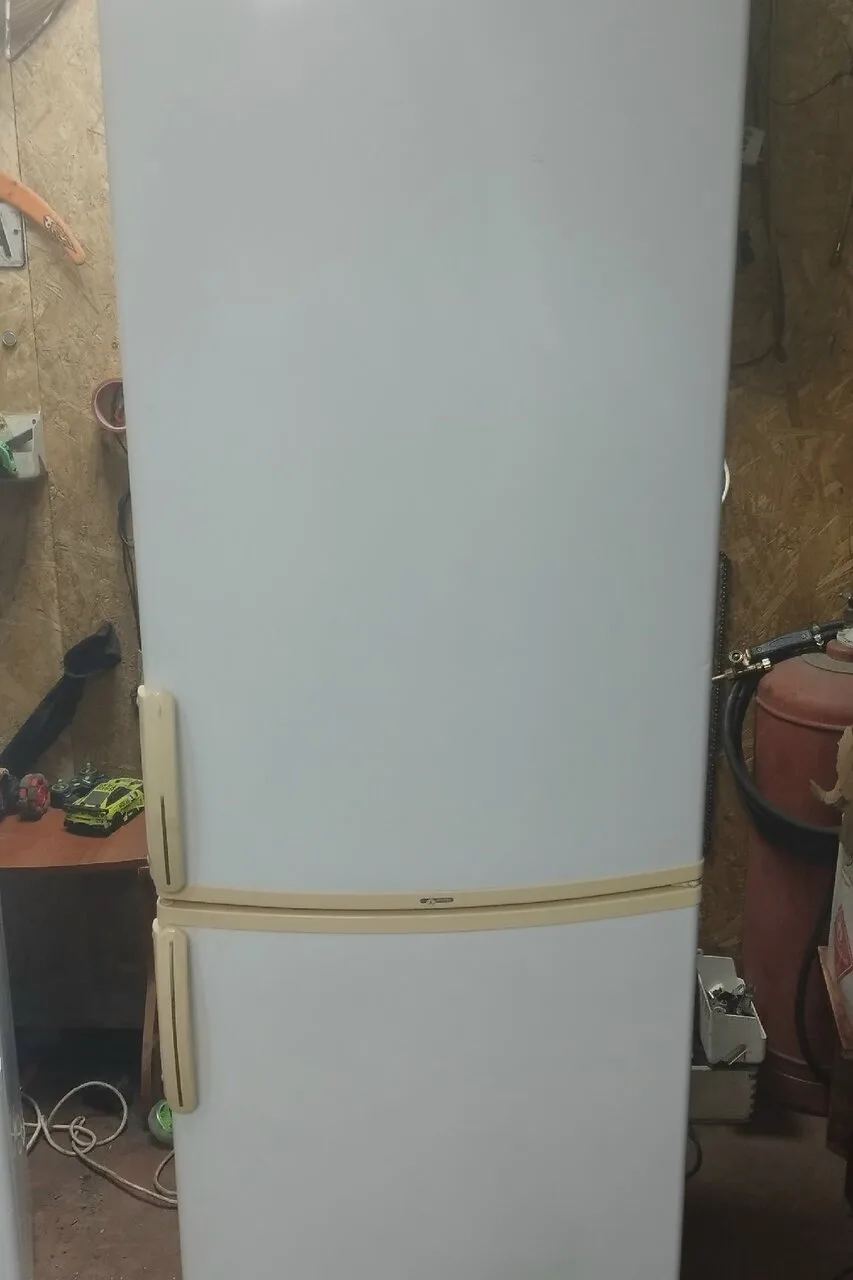 Холодильник Вирпул в нормальном состоянии, работает хорошо,морозит и холод и идеально. В ремонте не 