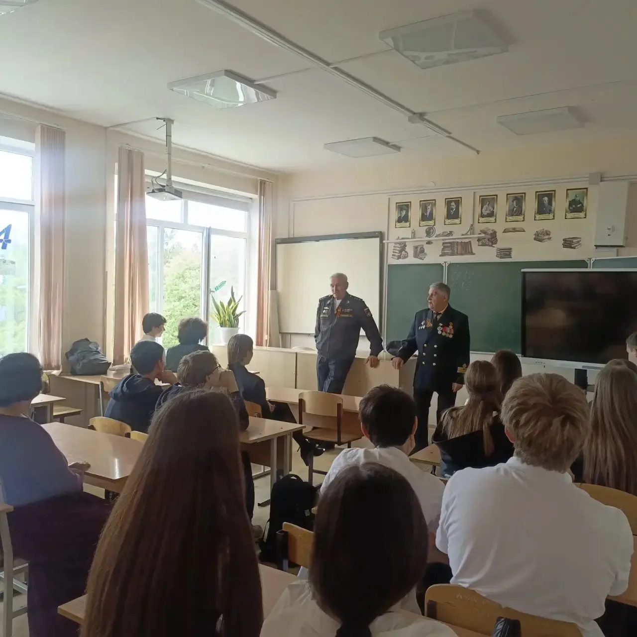Сегодня в 8 "И" классе прошел Урок мужества, посвященный Дню памяти великого русского полководца Але