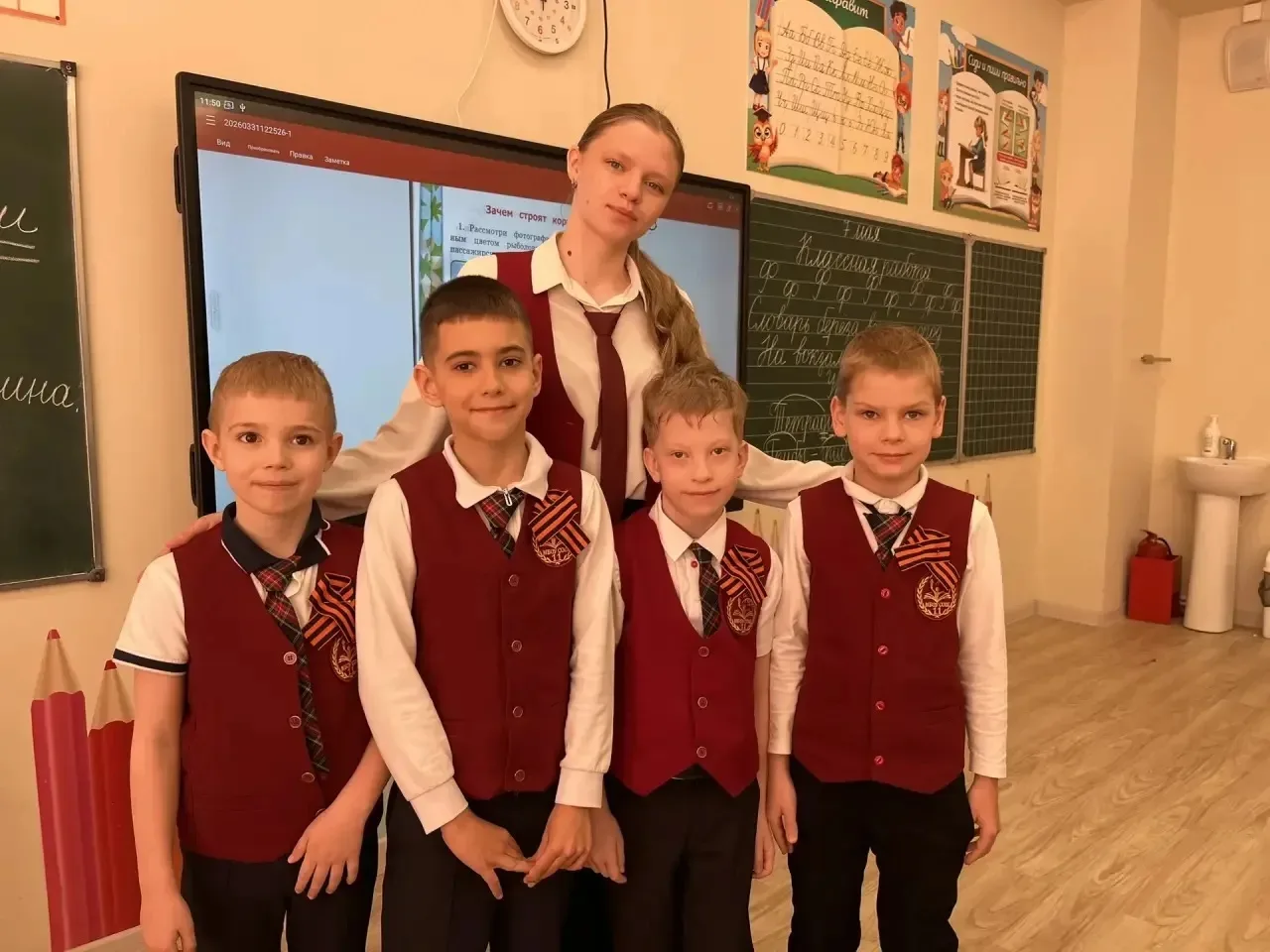 🎗️ АКЦИЯ «ГЕОРГИЕВСКАЯ ЛЕНТА» ОТ «ДВИЖЕНИЯ ПЕРВЫХ»  Активисты «Движения Первых» МБОУ СОШ №11 г. Ессе