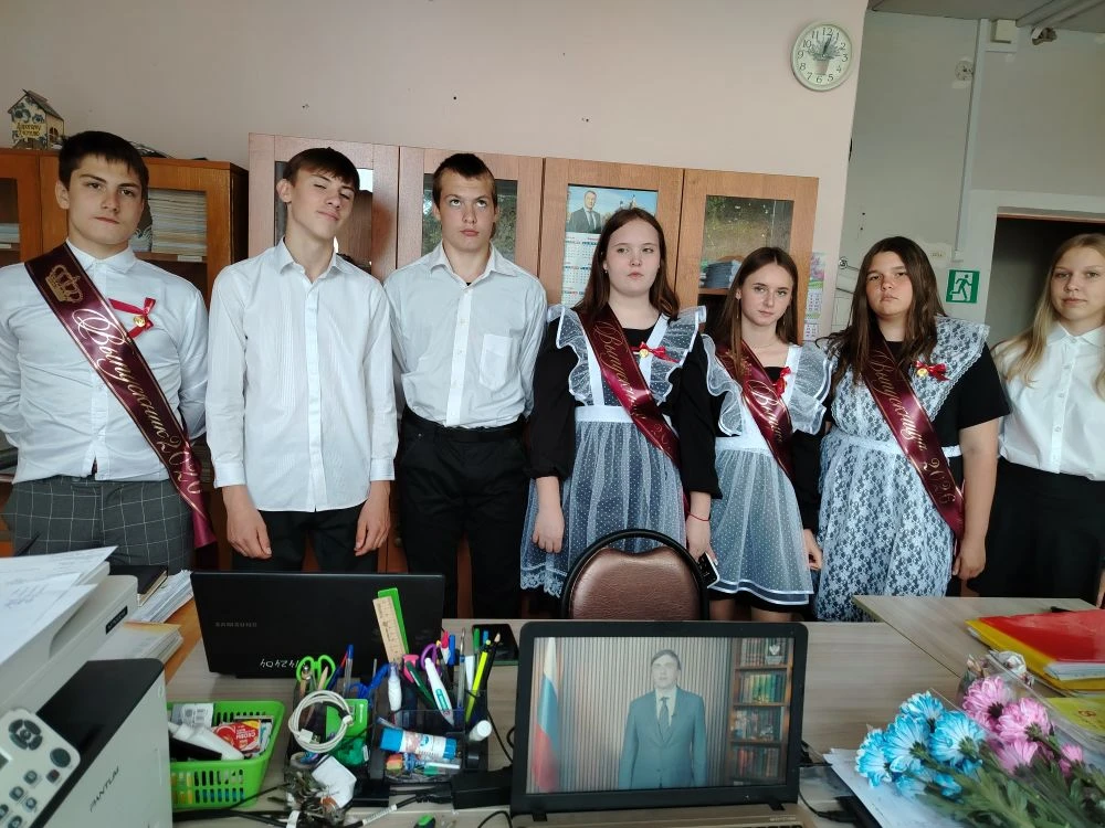 Вот и прозвенел последний звонок для выпускников 9  классов! 🎓🕊