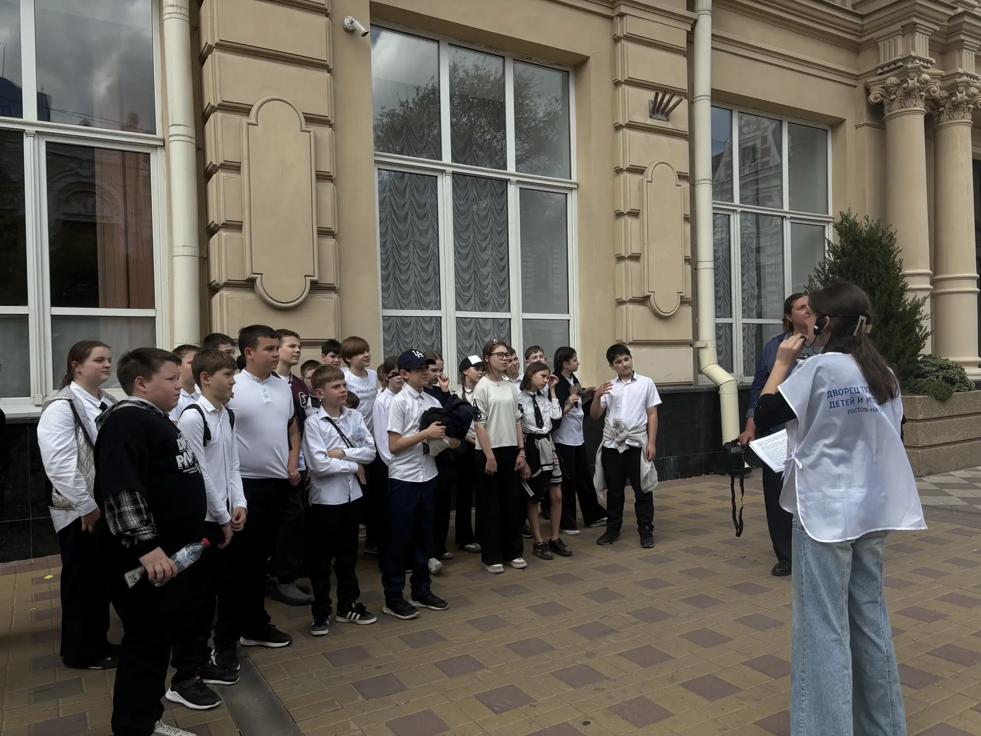 12 мая обучающиеся 5В класса отправились на  пешеходную экскурсию по историческому центру нашего гор