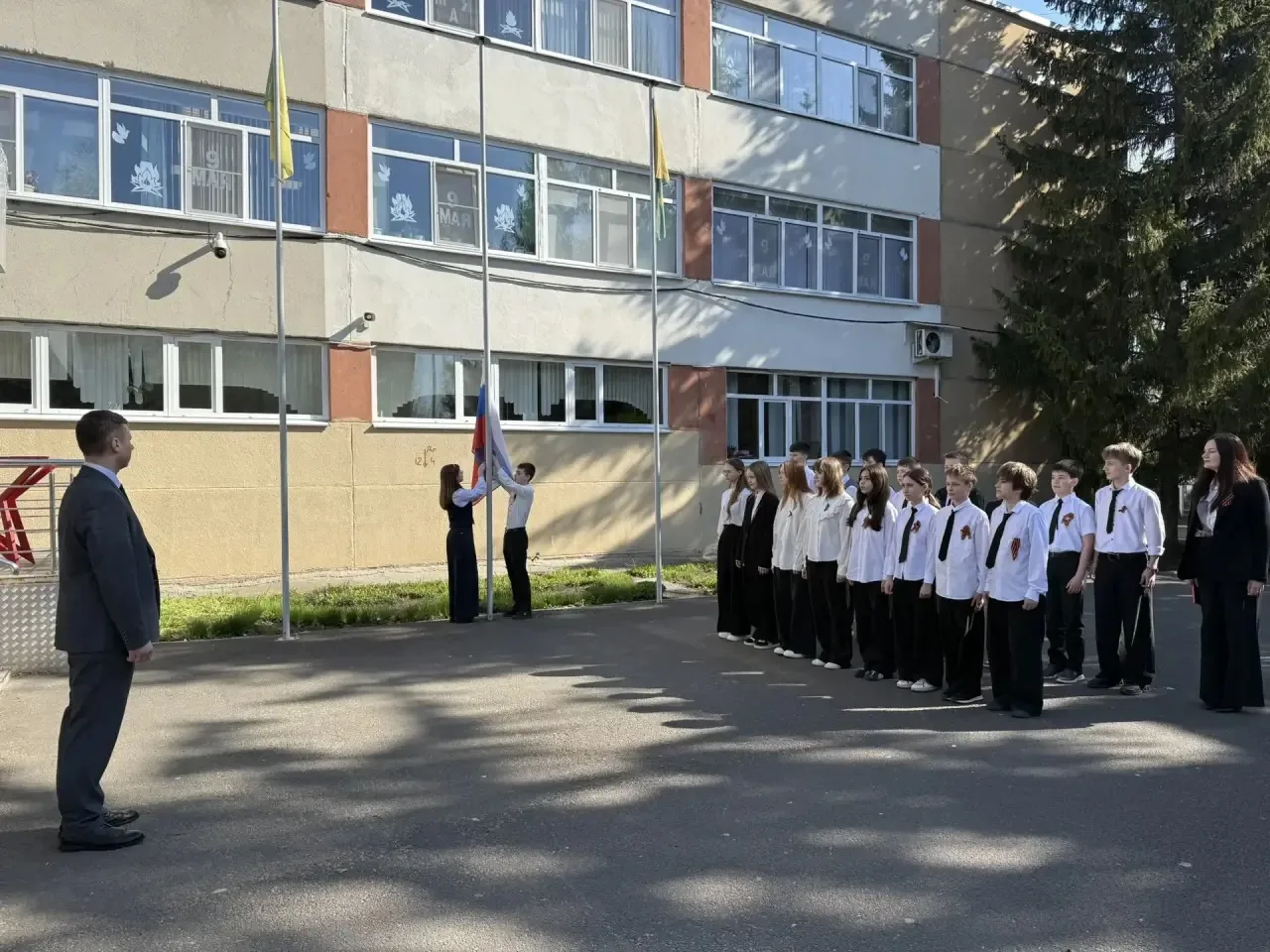 🗓️ Понедельник в нашей школе начался с традиционной церемонии исполнения Государственного гимна Росс