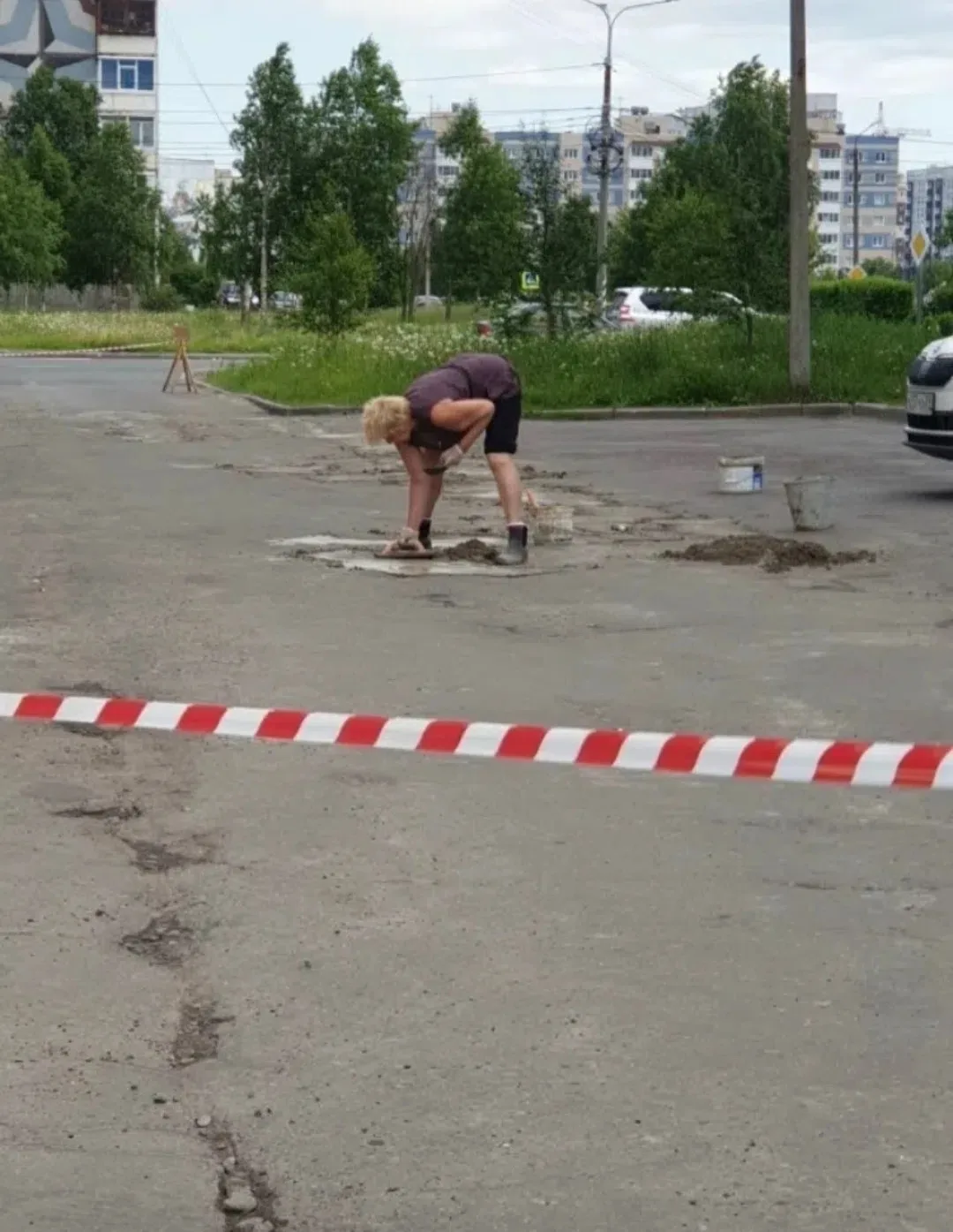 В Северодвинске на ул. Кирилкина, 6 жительница решила не дожидаясь помощи городской администрации са
