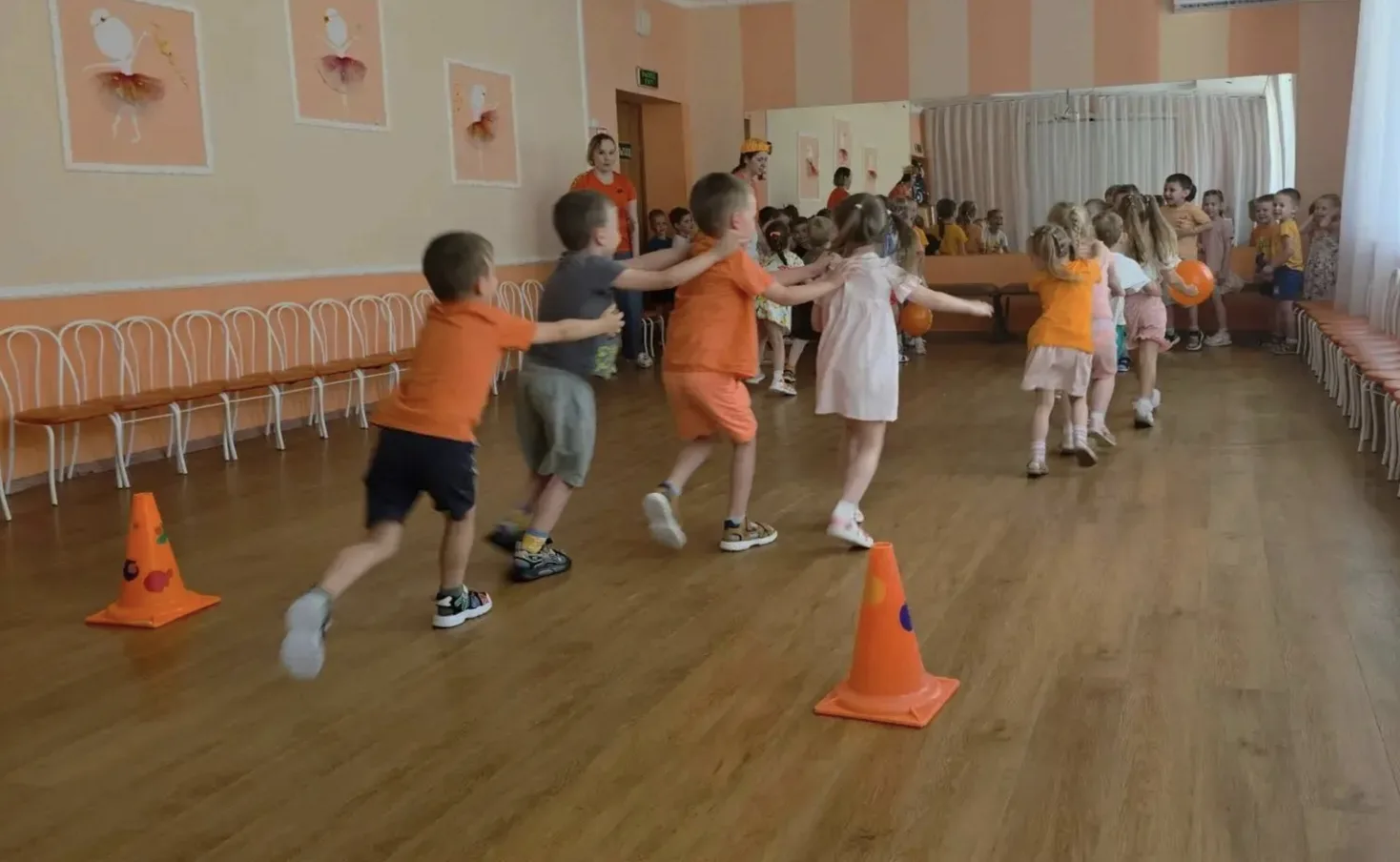 🍊 Оранжевый день в нашем саду!

Вчера наша радужная неделя засияла ярче солнышка — ведь мы встречал