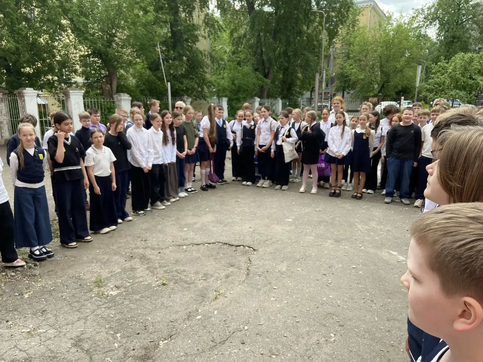 Сегодня в начальной школе — важный день. Ученики 1-4 классов собрались на итоговые линейки, чтобы по