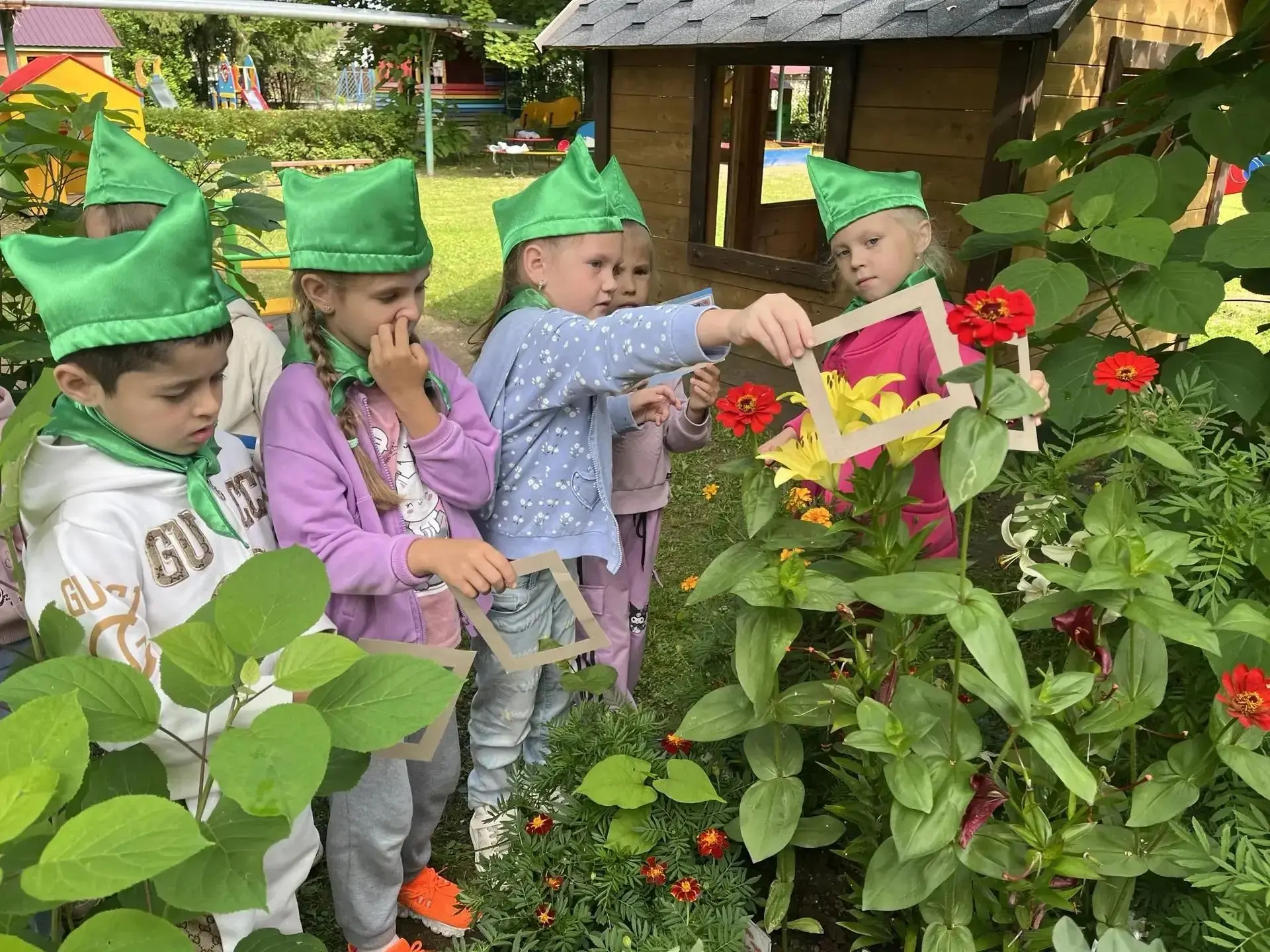 🌈 День флориста с «Зелёными ладошками»: ищем радугу в цветах! 🌸🌿

Сегодня, в День флориста, наши 