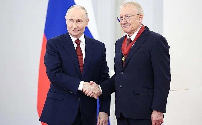 Владимир Путин вручил государственные награды депутатам Госдумы от Татарстана
