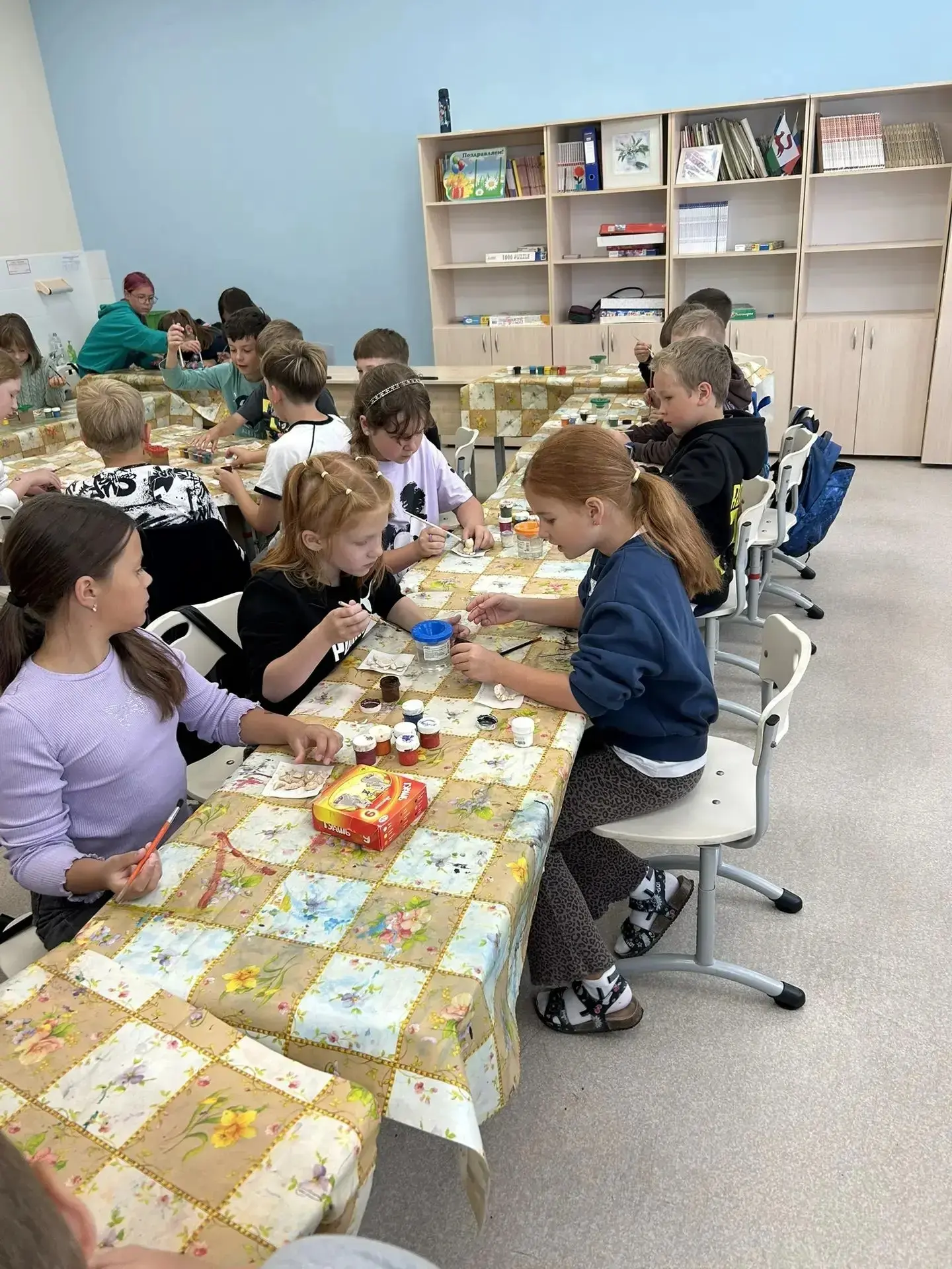 Потом мы завершили работу над обезьянками из соленого теста. Они обсохли, «поджарились» и с нетерпен