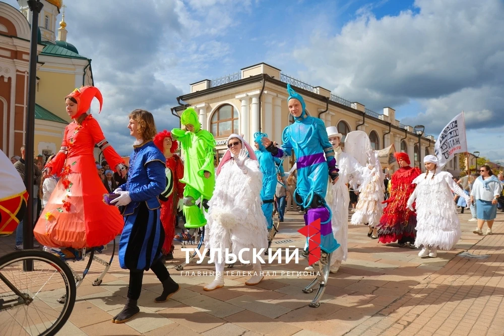 🎭 В центре Тулы в День города прошёл парад уличных театров