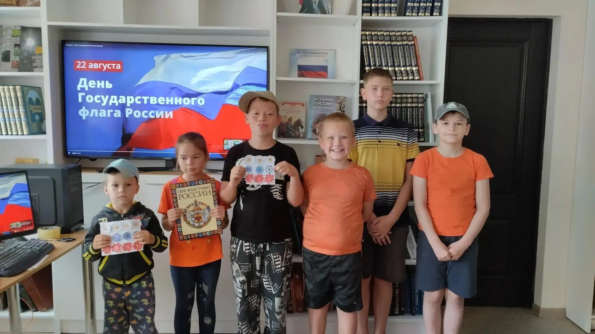 В Ильино-Заборской библиотеке-филиале №2 прошел патриотический час «Флаг державы — симв...