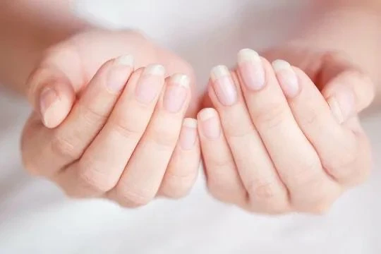 💅 Ногти как индикатор здоровья: что означают лунки, полосы и цвет