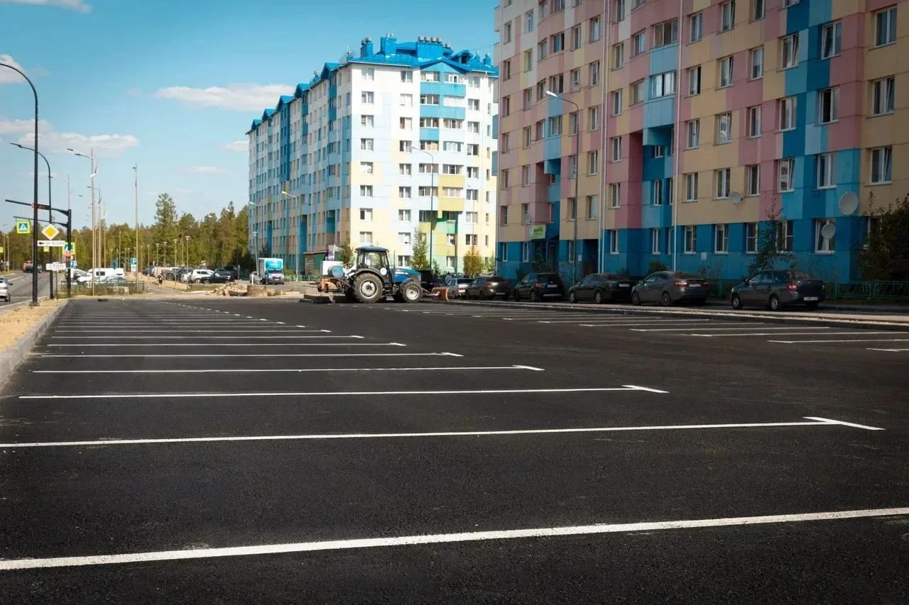 Уже несколько лет в городе активно обустраиваем парковочные места: строим новые и  приводим в порядо