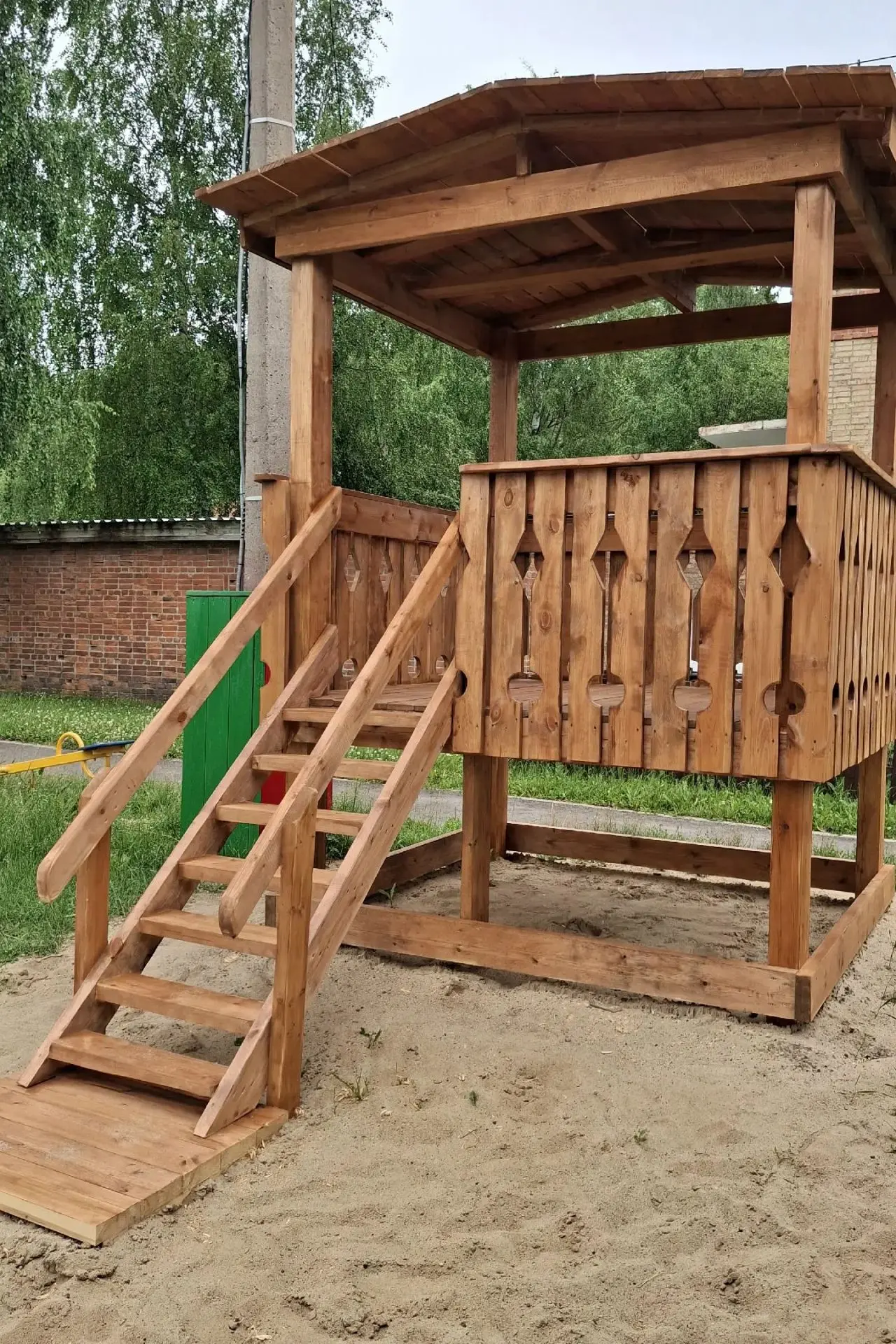 Расцветает наш ПолиСад....всеми красками радуги
"Вырос" прекрасный домик на одной из площадок, выкра