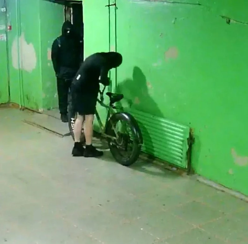 В ночь с 27 на 28 июля в доме №16 на улице Петухова была совершена кража велосипеда. Двое неизвестны