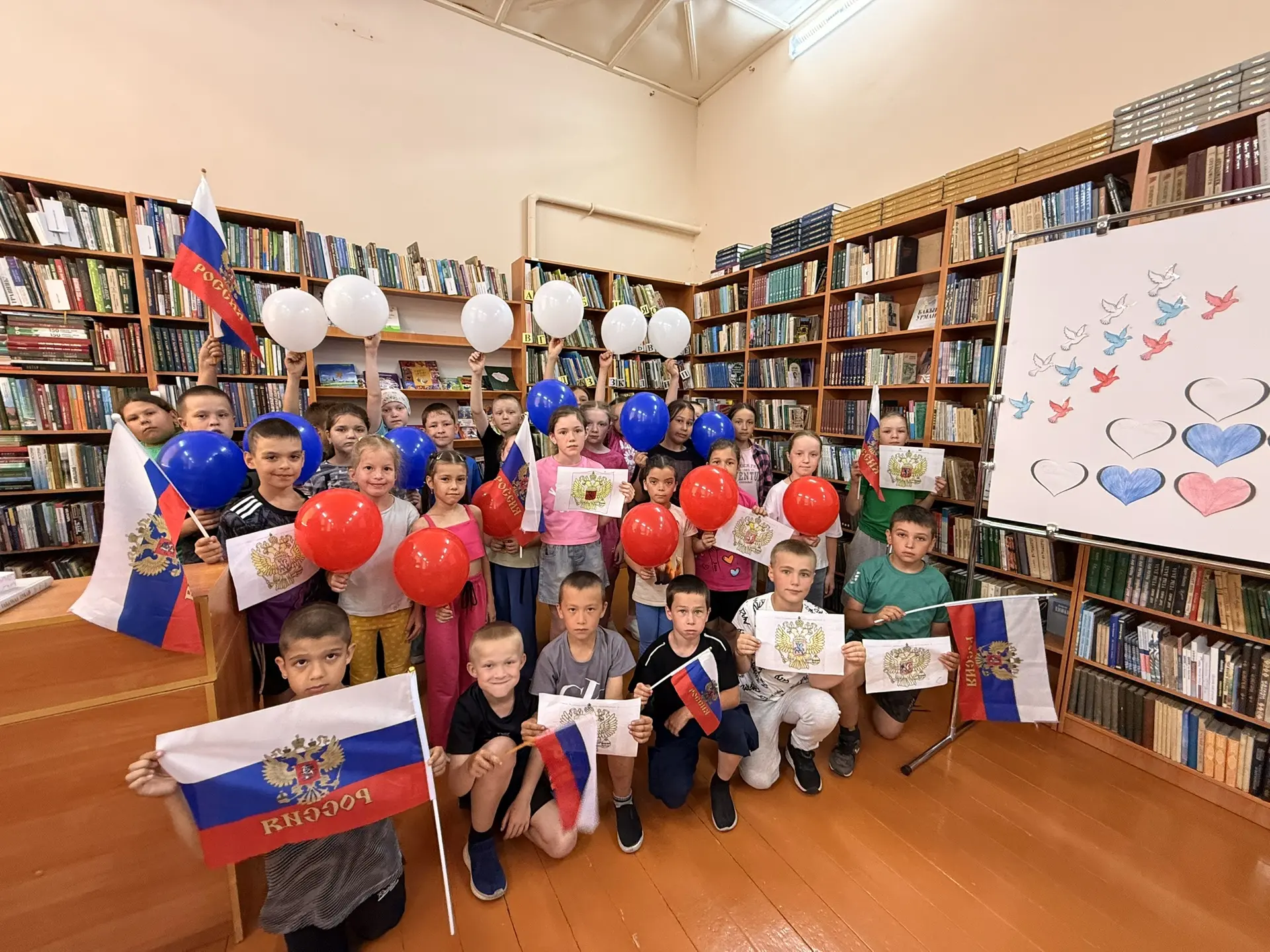 🇷🇺 Патриотический час «Любим Россию! Верим в Россию!»


Воспитанники нашего пришкольного лагеря пр