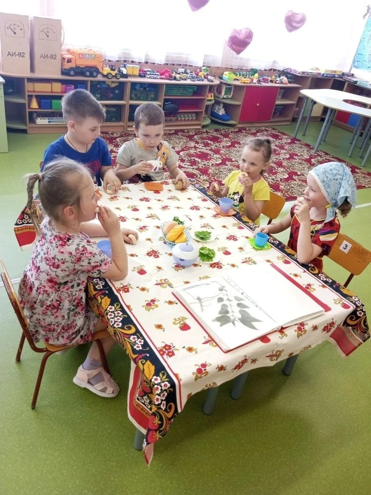 Сегодня в рамках проекта "Семья-это мы" у ребят старшей группы прошло занятие- игра:"Семейная фитоап