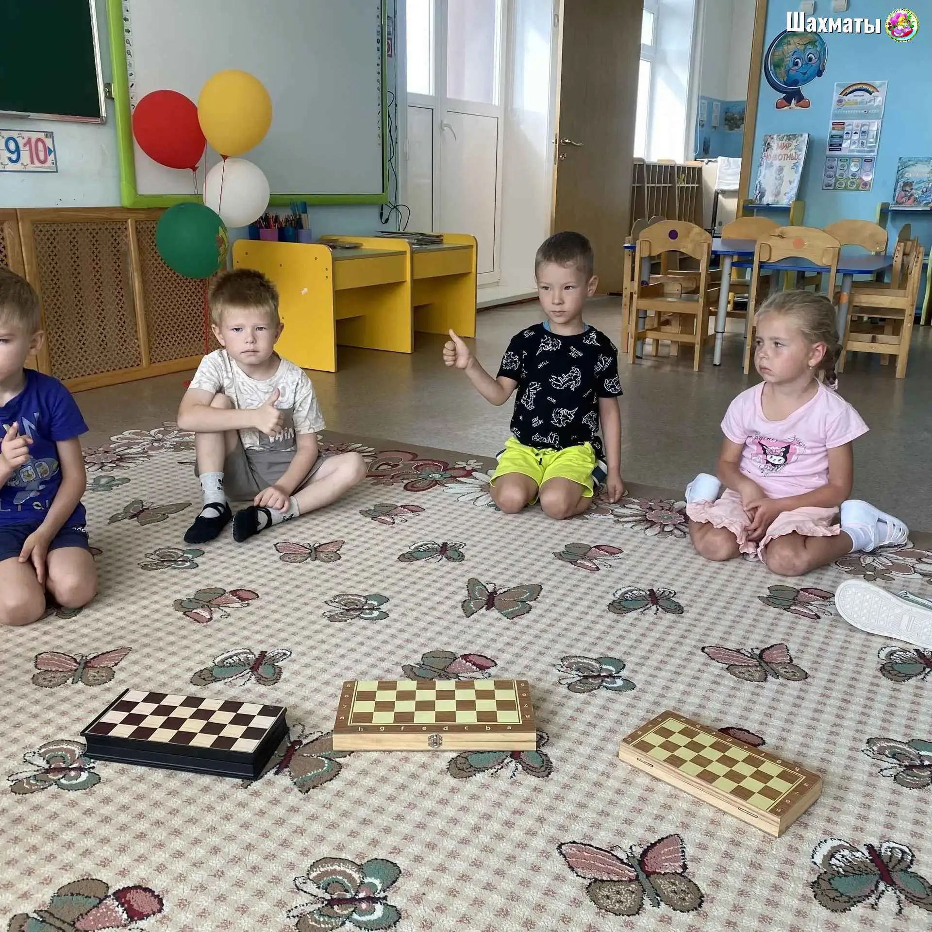 🎉 Ребята старшей группы начали курс изучения игры в шахматы! 🎉