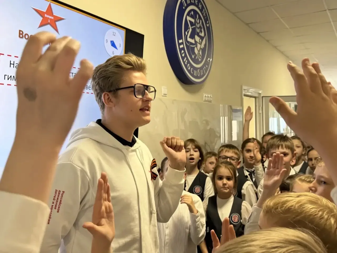 🌟 Интеллектуальный квиз в честь 9 мая! 🇷🇺  В этом году активисты «Движение первых» вместе с нашим ку